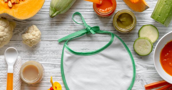 Babylätzchen mit Obst und Babynahrung