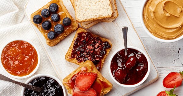 Toast mit verschiedenen Brotaufstrichen geschmiert