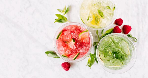 Drei verschiedene sommerliche Getränke