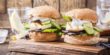 zwei vegetarische Burger auf einem Holzbrett