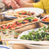 Gedeckter Tisch mit verschiedenen Gerichten