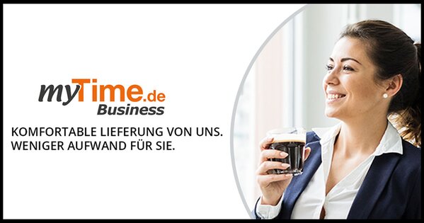 Frau mit einen Kaffee in der Hand