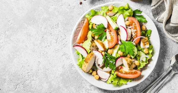 Salat mit Tomaten, Haehnchen, Radieschen und Mais