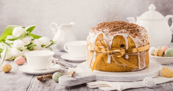 Kuchen, Tulpen, weißes Geschirr