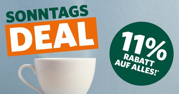 Weiße Kaffeetasse auf hellblauem Hintergrund mit Schriftzug „Sonntags-Deal“ und grünem Kreis mit „11 % Rabatt auf alles