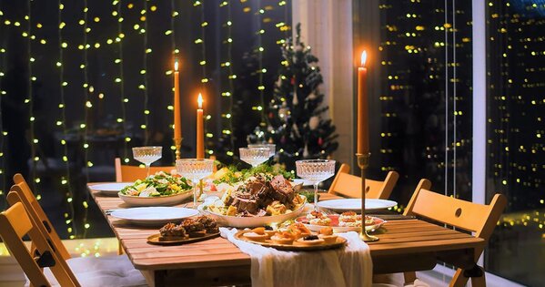 Ein festlich dekorierter Tisch mit einem Weihnachtsessen.